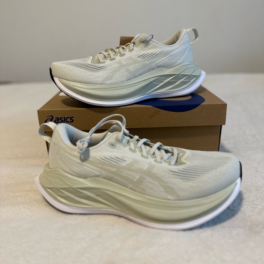 BRAND NEW ACSIS size 9 men